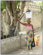 Femme touchant un arbre vaudou, geste oblatif