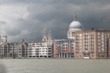 Bords de la Tamise sous ciel de pluie